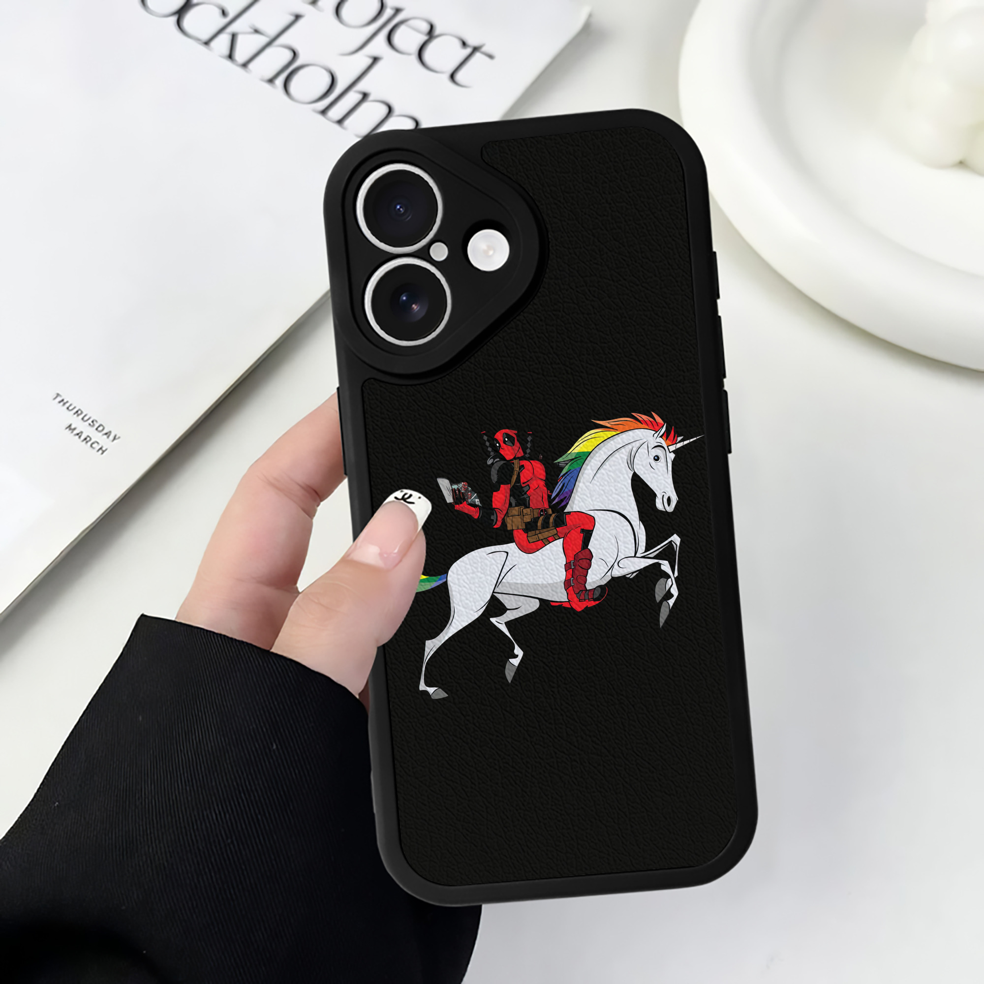 （画像用） Deadpool デッドプール 【iPhone 16シリーズ対応】シリコンスマホケース（レザー調） 材質：シリコン